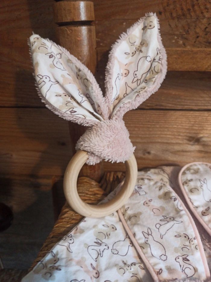 Doudou rose lapin fait main et hochet tbe - photo numéro 3