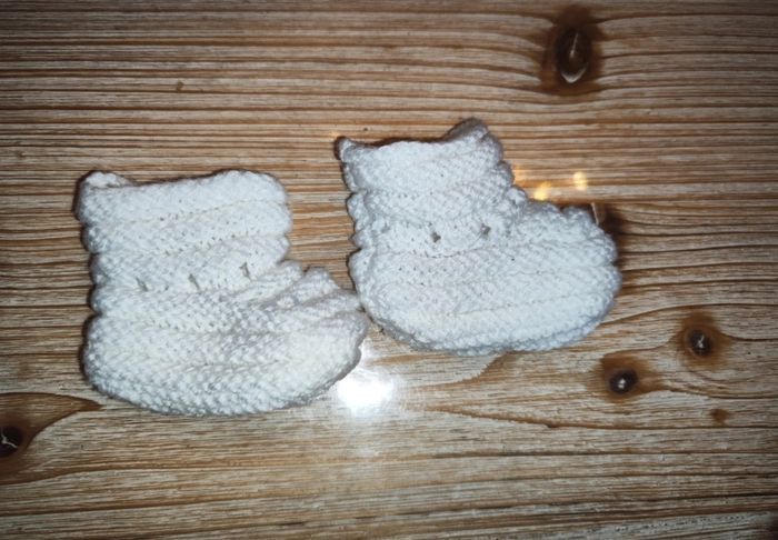 Chausson naissance en tricot fait main - photo numéro 2