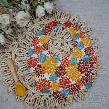 Bavoir forme fleur motifs fleurs