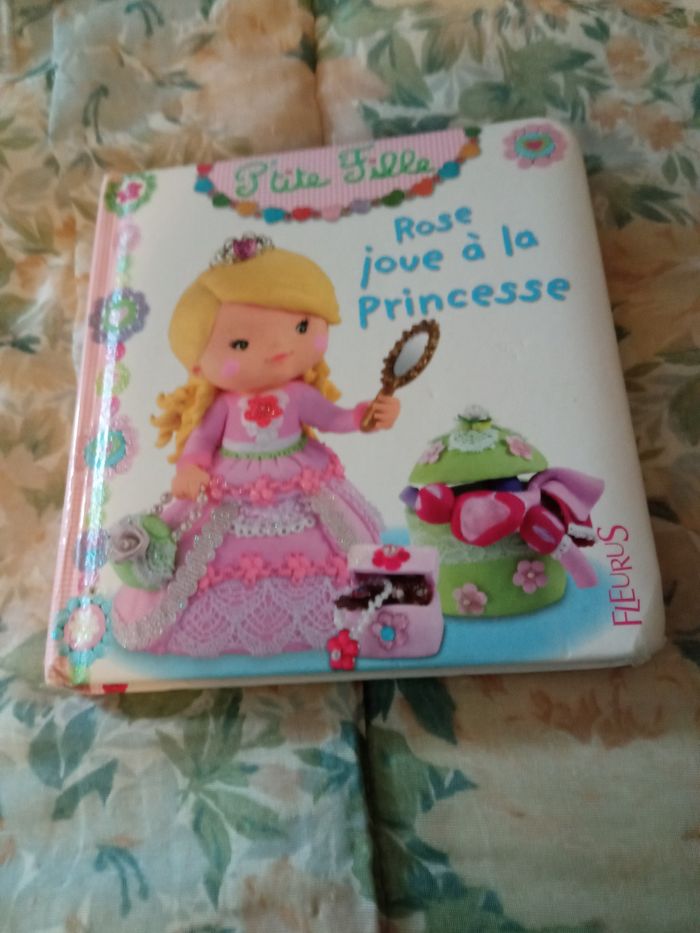 P'tite fille, rose joue à la princesse