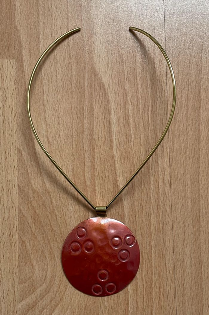 Collier en métal avec pendentif rond artisanal orangé