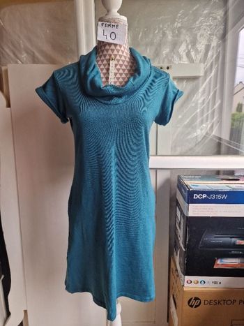 Robe, midi, bleu/verte , en très très bon état, longueur 84cm, en acrylique/polyamide/elasthanne