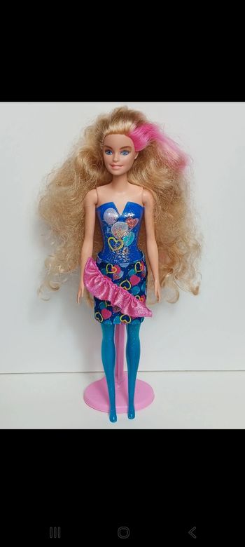 Poupée mattel barbie Color Reveal série 7 fête bleu et ballon gtl82
Poupée et ensemble compris