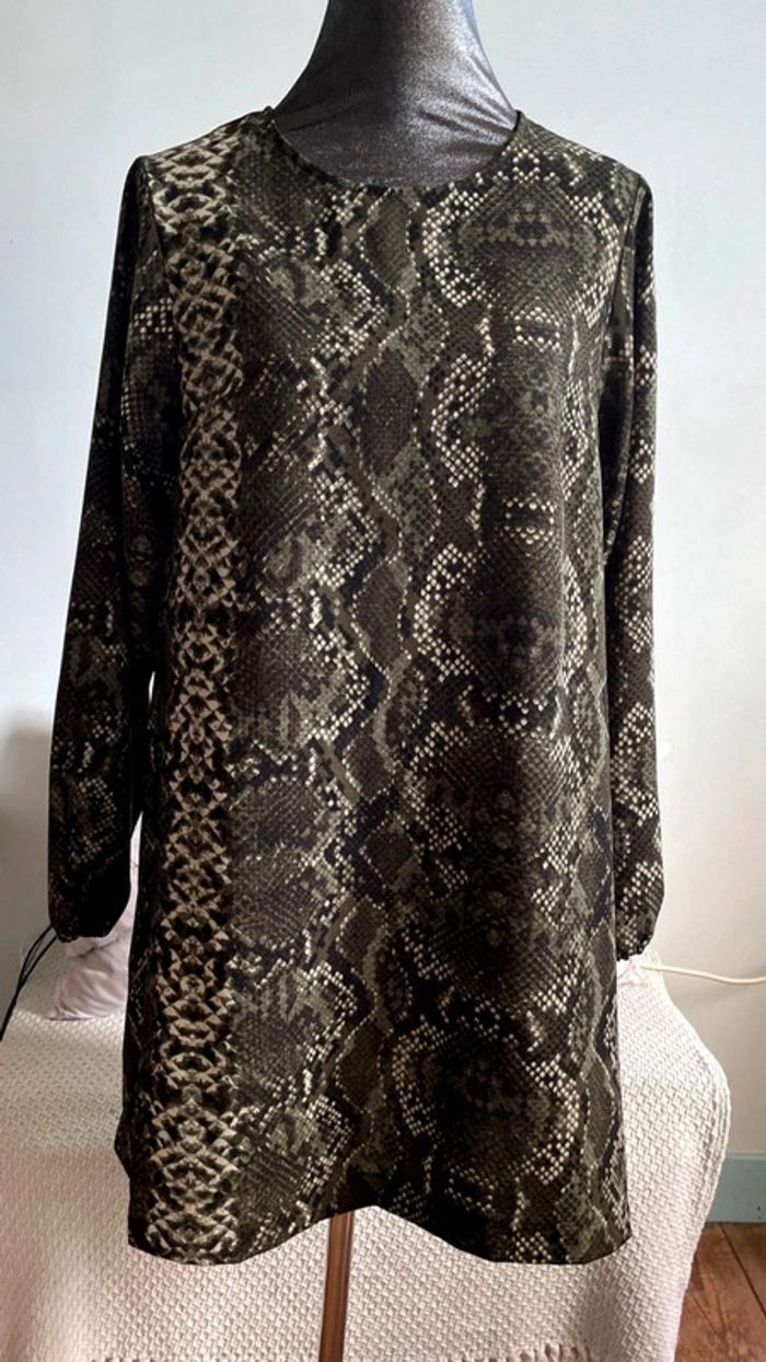 Très jolie robe droite imprimé pitón. - photo numéro 2