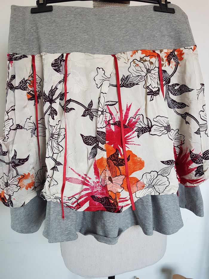 Jupe bi matière gris clair chiné et tissu multicolore fleuri. Who. T42, tour taille 78cm, haut 49cm. - photo numéro 3