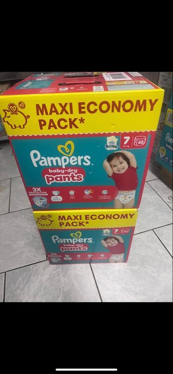124 couches Pampers taille 7 pants 