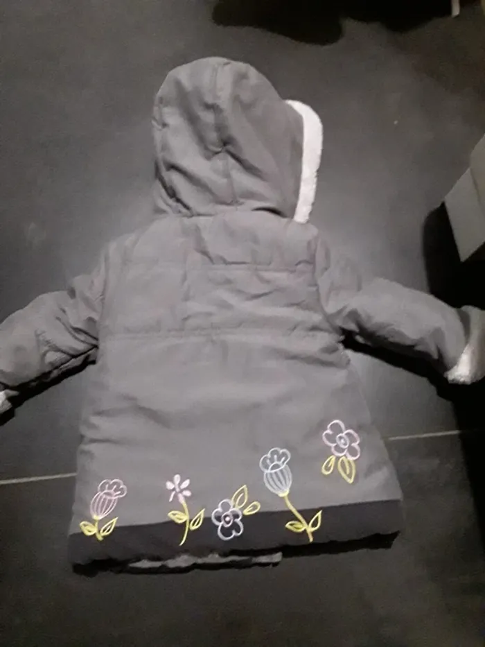 Très joli manteau fille taille 6 mois