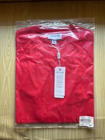 T-shirt Lacoste rouge neuf – Taille M – Jamais porté