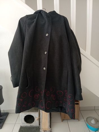 Manteau gris rond rose