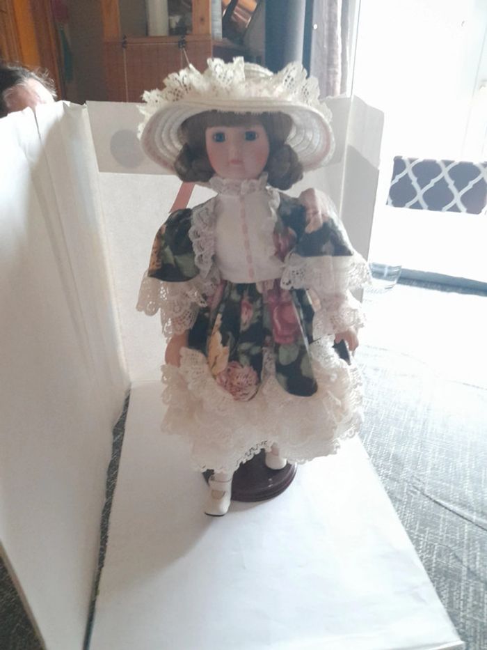 Poupée porcelaine fleurs et dentelles vintage