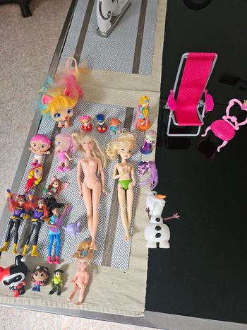 Lot de figurines et poupées