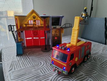 Caserne et camion Sam le pompier 
