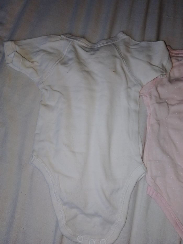 Lot de 2 body Kiabi 1 mois comme neuf - photo numéro 4