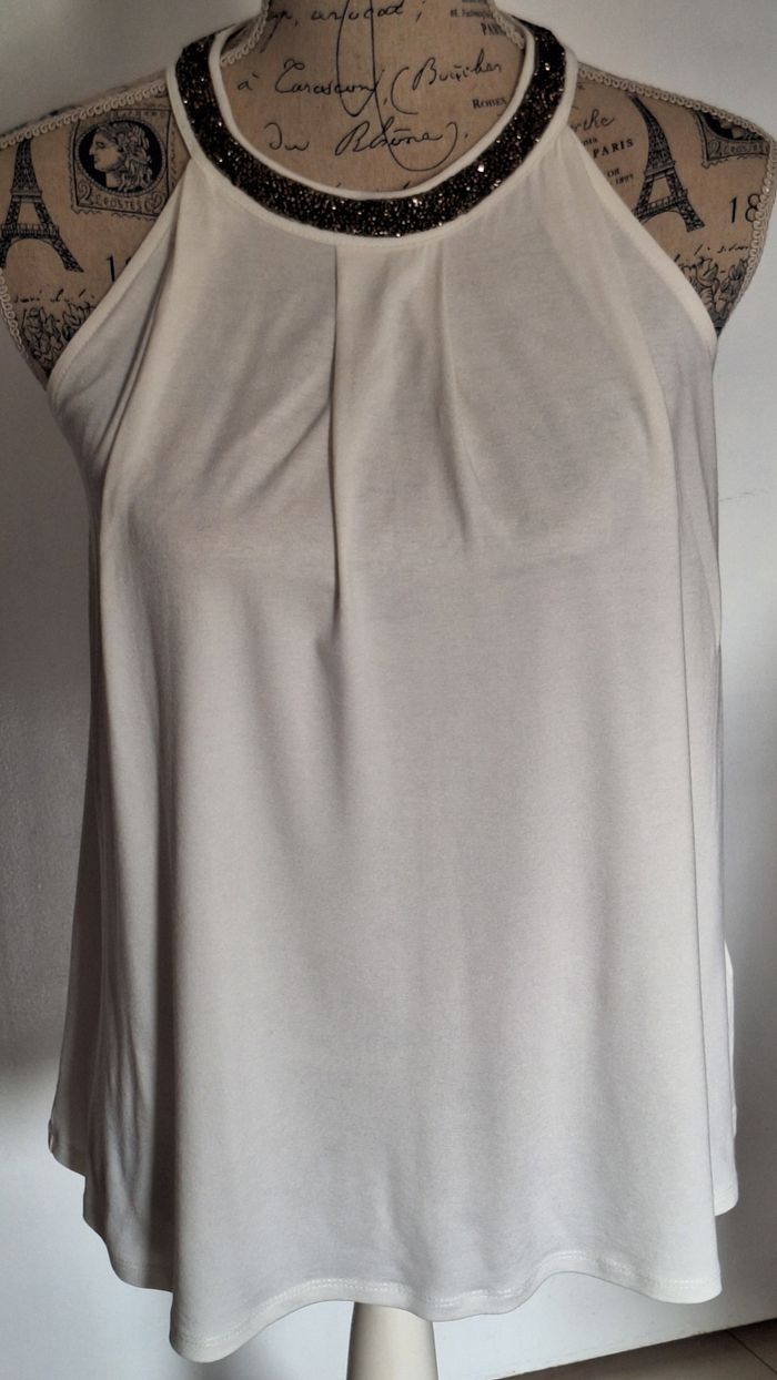 Top blanc à épaules dénudées et col en strass