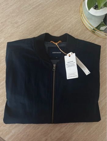 Magnifique blouson de type bomber, neuf avec étiquettes.
