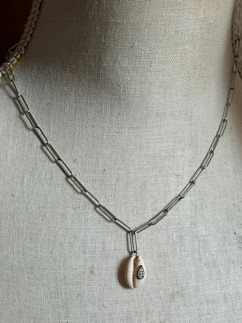 Collier mailles larges réglable pendentif coquille cari cristaux