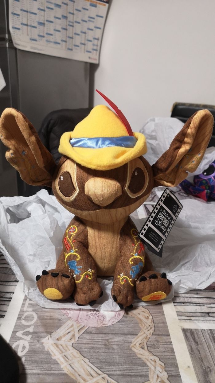 Peluche stitch crashes Pinocchio