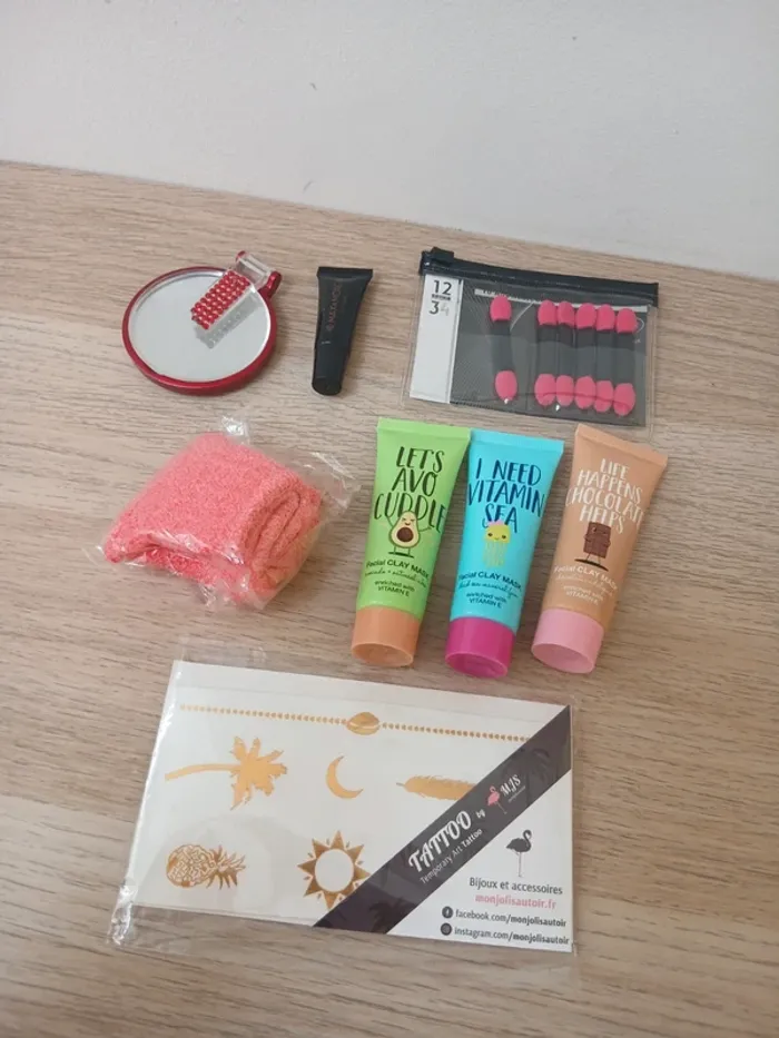 Lot produits de beauté : baumes à lèvres, parfums, savons.. - photo numéro 12