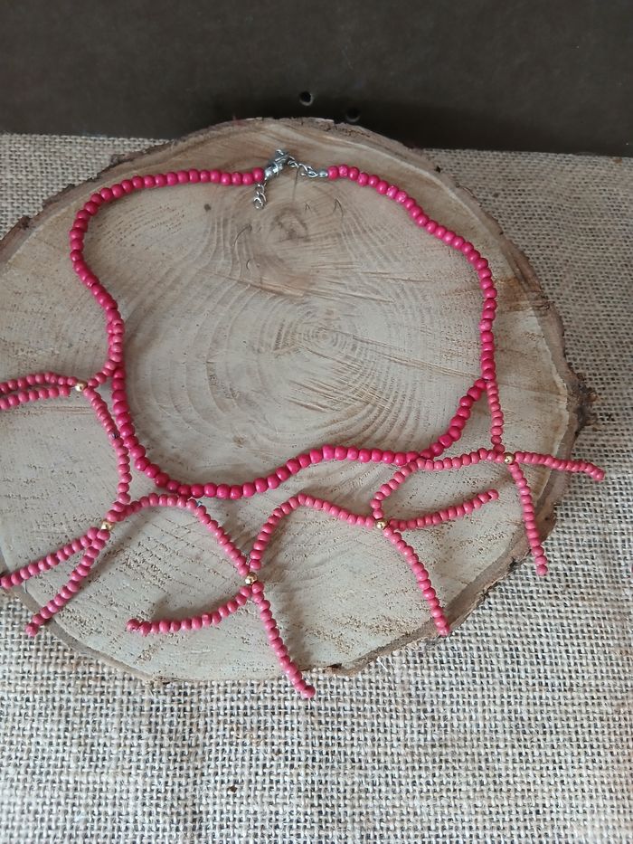 Collier perle en bois rose et perle doré