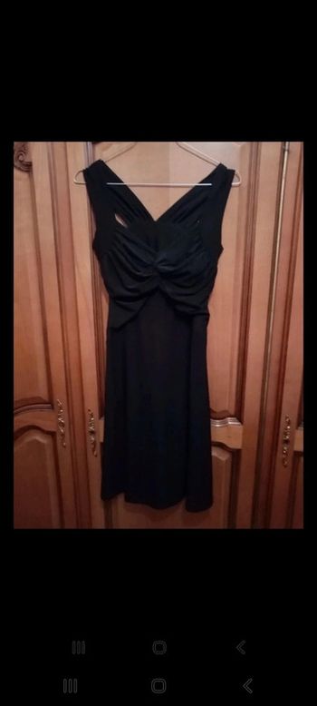 Robe noire. Bretelle