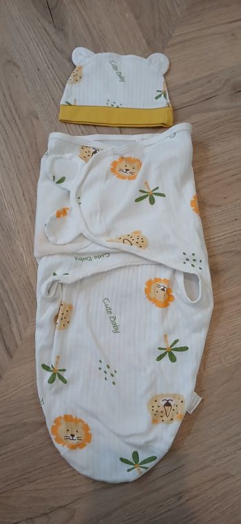 Couverture d'emmaillotage et bonnet