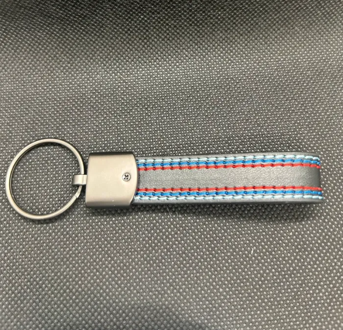 Porte-clés voiture style BMW – Surpiqûres tricolores – Neuf – Look sport auto