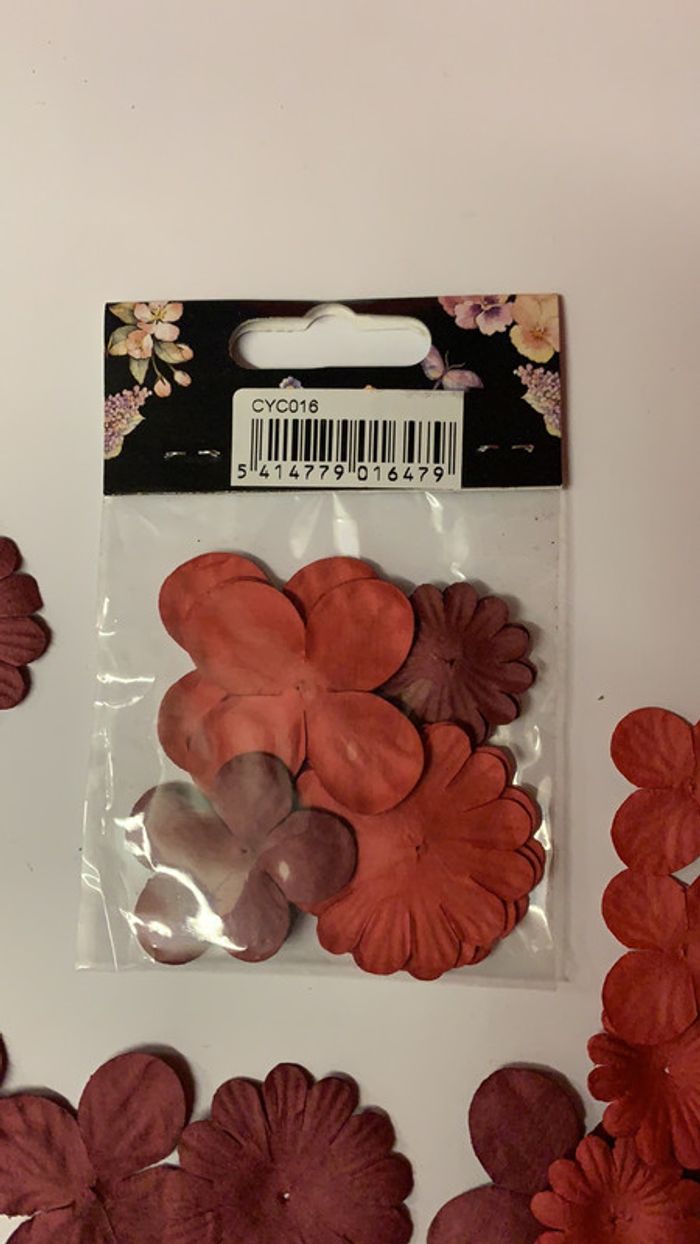 Pétales en papier rouge bordeaux scrapbooking - photo numéro 4