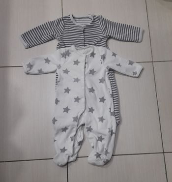 Pyjamas 12 mois
Bon état
Anti dérapant pieds craquelé
Le lot