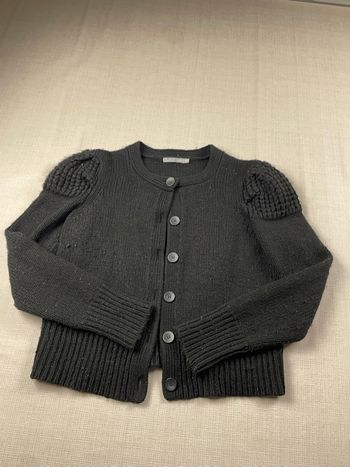 Gilet vintage maille noire femme – boutons – épaules texturées – chic rétro