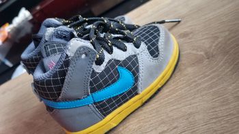 Basket nike haute enfant bébé T21 grise noir jaune