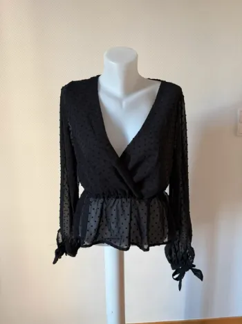 Blouse noir en très bon état taille M SHEIN
