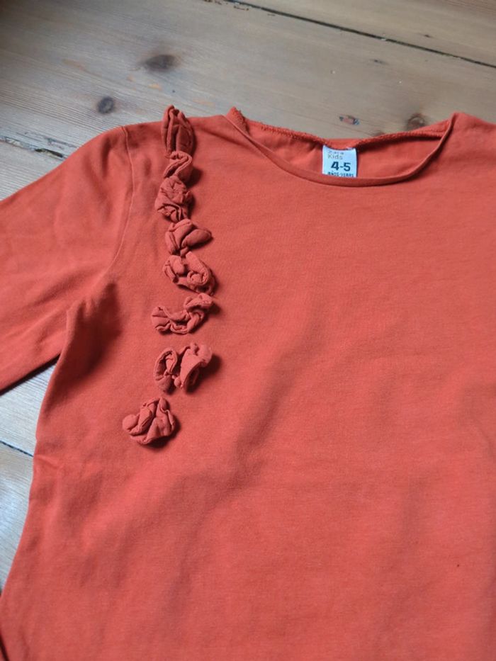 T-shirt orange fleurs Zara 4 - 5 ans - photo numéro 2