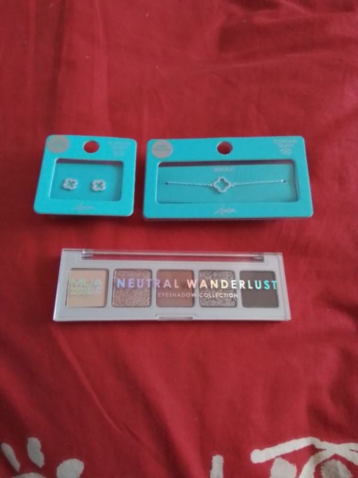 Palette de maquillage + bracelet + boucles d’oreilles