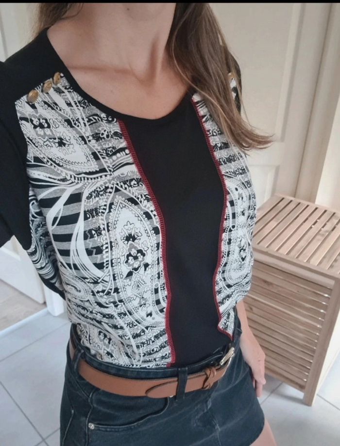 Tee-shirt avec boutons doré Neuf Taille 3