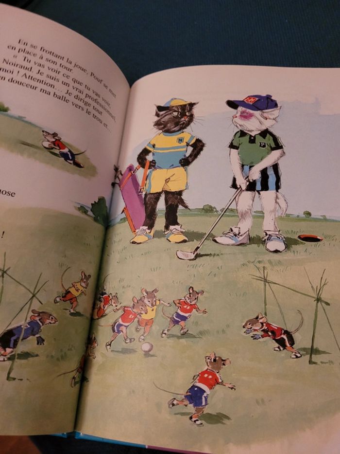 Livre rare Caroline au Stade Pierre Probst Hachette Jeunesse Album collection multicolore couleurs - photo numéro 5