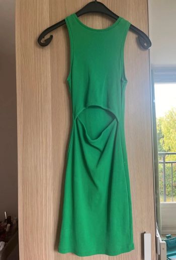 Robe moulante ouverte au niveau du nombril