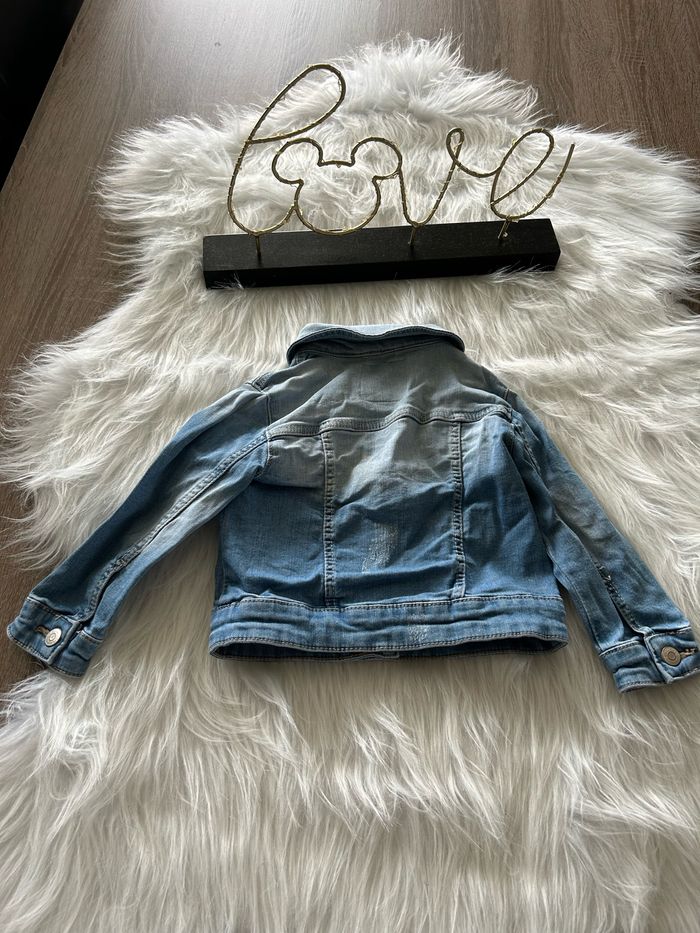 Très belle veste en jeans 🥰 taille 24 mois - photo numéro 3