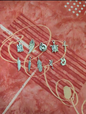 Lot de 10 breloques argenté divers 6