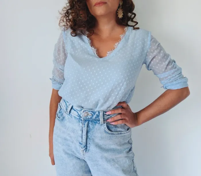 Blouse à manches longues bleu ciel dentelle plumetis Peace n'love taille 36 - photo numéro 2