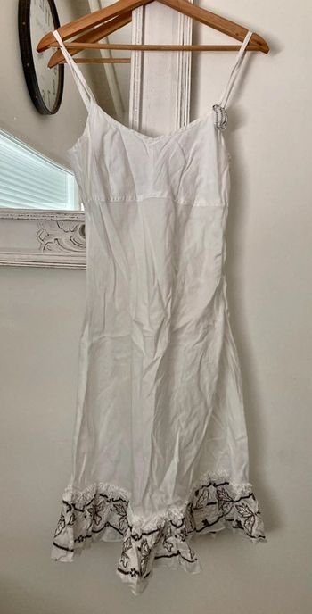 Robe blanche à motifs surpiqués noirs Taille 40
