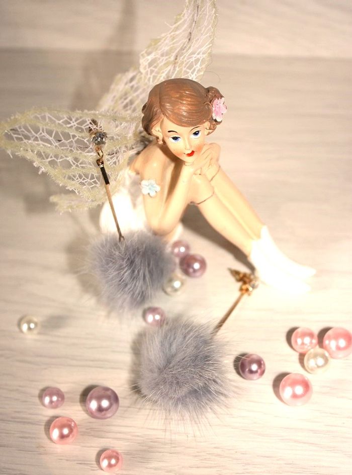 Boucles d'oreilles pendantes strass et pompon gris - photo numéro 3