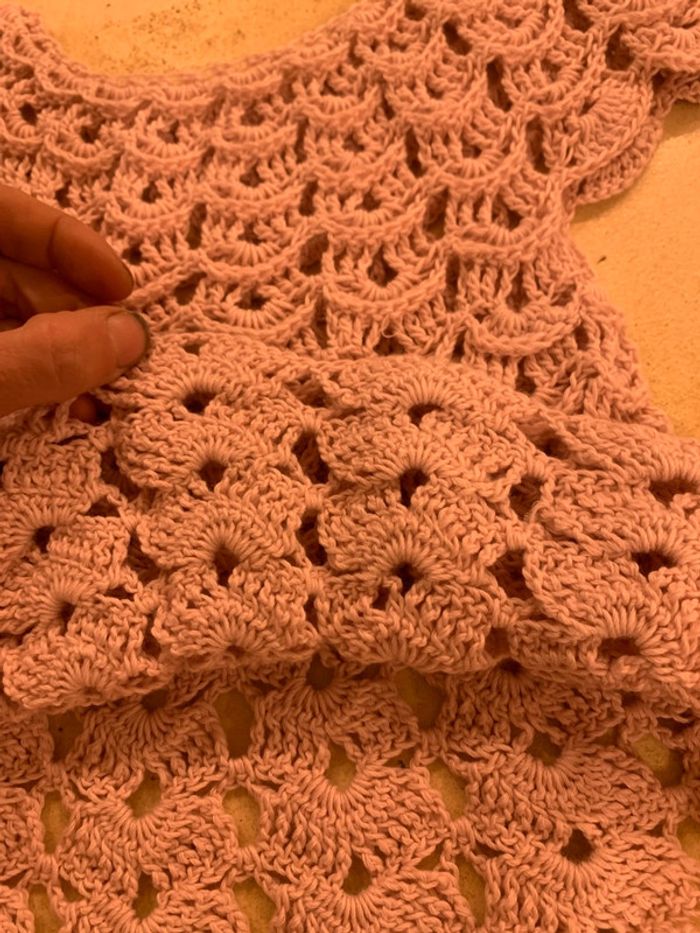 Jolie robe en crochet fait maison rose pâle taille 6 mois - photo numéro 4