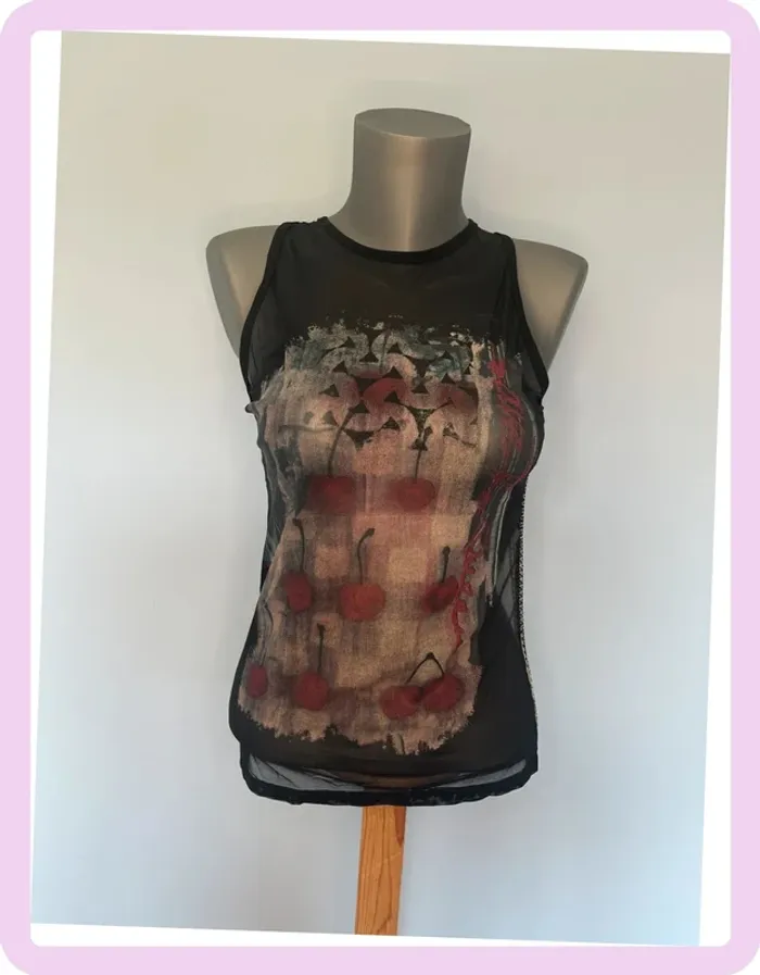 Top Original Save The Queen Taille L – Style Chic et Artistique – Jeu de Transparence Raffiné