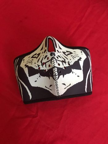 Masque de moto cache-nez à scratch.
