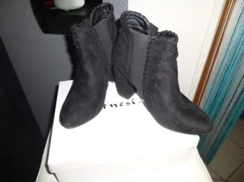 paire de bottine à enfilée noir a motif pointure 38 neuve