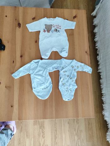 Lot 2 bodies et 1 pyjama Kiabi