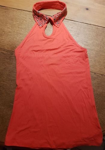 T-shirt dos nu rose fluo, col chemise clouté