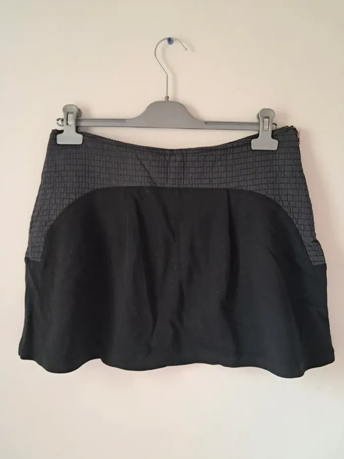 Jupe courte noire avec détails texturés élégants