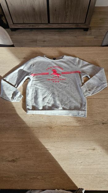 Pull gris clair à manches longues et inscription fushia, Kiabi, 12 ans, peu mis