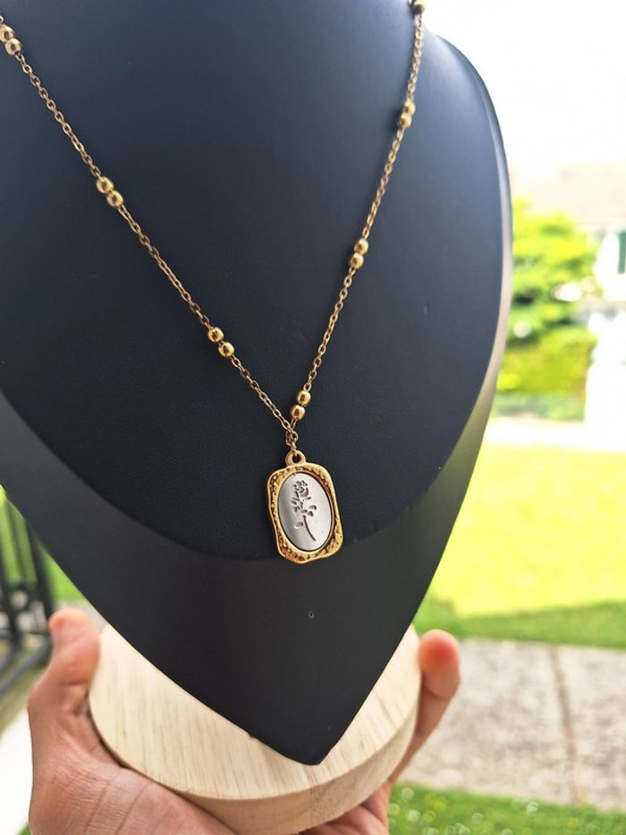 Collier Dorée en acier inoxydable pendentif Dorée et argenté avec fleur Gravé minimaliste - photo numéro 2